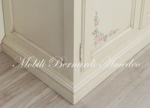 Armadio in legno per camera da letto stile classico con finitura dipinta a mano